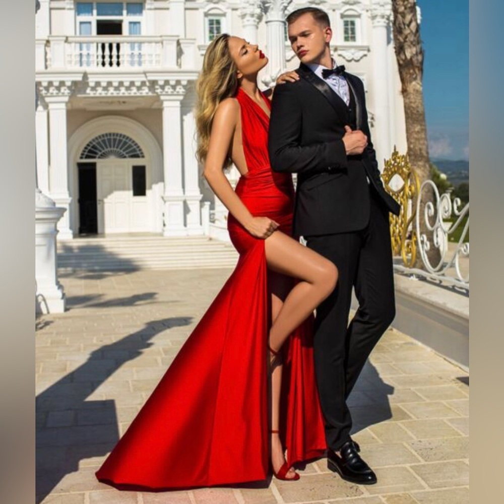 NWOT Tarik Ediz 50630 Plunging Halter Backless Dress. Size 0